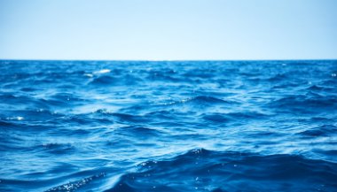 Sonhar com água limpa do mar