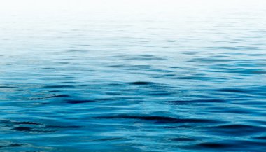 Significado de sonhar com água cristalina: entenda as mensagens deste sonho