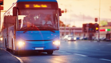 Sonhar com ônibus cheio