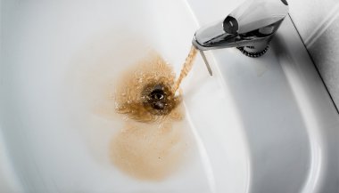 Significado de sonhar com água suja corrente