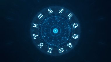 Há uma Roda do Zodíaco com os símbolos dos signos em volta.