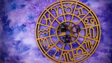 Há uma Roda do Zodíaco com os símbolos dos signos em volta. No meio, há alguns dados.