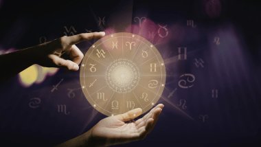 Ilustração em tons dourados de um círculo astrológico com símbolos do zodíaco ao redor. Há as mãos de uma pessoa em volta do círculo, como se estivesse segurando-o.