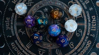 Neirfy / Canva Imagem de uma mandala astrológica com 9 pedras de cristal coloridas e com os elementos dos signos desenhados sobre elas.