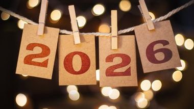 Imagem do ano de 2026 escrito em cartões presos a um barbante.