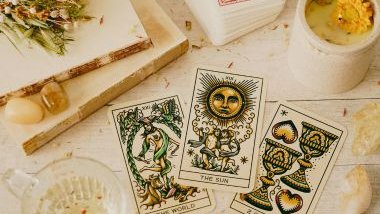 Imagem de várias cartas do tarot para verificar qual a previsão do dia para os signos do zodíaco.