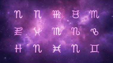 Imagem de fundo do universo na cor lilás e em destaque os 12 glifos dos signos do zodíaco.