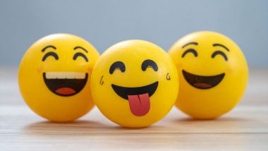 Imagem de três emojis, cada um com uma carinha diferente, simbolizando as atitudes que devemos tomar durante o ano.