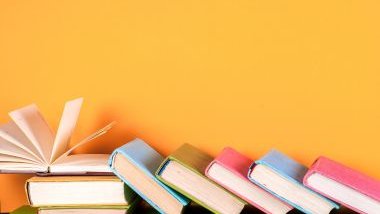 Vários livros sobre uma estante, representando a saga dos signos.