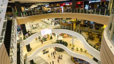 Imagem da área interna de um shopping e suas lojas.