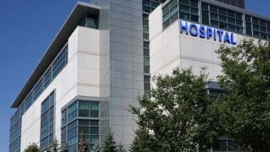 Imagem da fachada de um hospital.