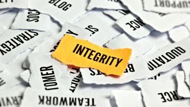 Imagem de várias palavras escritas em inglês, simbolizando as palavras de cada signo. Em destaque amarelo temos a palavra: integrity - integridade.