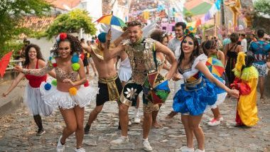 Imagem de várias pessoas pulando o Carnaval em um bloquinho de rua em Olinda.