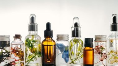 Imagem de vários tipos e modelos de vidros contendo óleo essencial de flores.