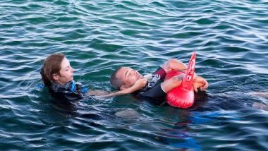 Sonhar que está salvando alguém na água