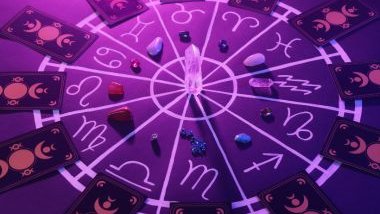 Imagem de uma mandala astrológica com os glifos de cada signo. Dentro dela, cristais e pedras energéticas compõem a foto.