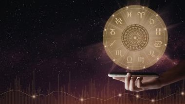 Imagem de fundo do universo e em destaque uma mão segurando um celular que está apontando para uma mandala astrológica na cor bege.