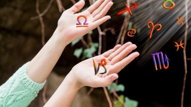 Imagem das mãos de uma mulher e em destaque os glifos dos 12 signos.