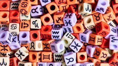 Imagem de pequenos cubos coloridos e cada um deles traz o glifo dos 12 signos do zodíaco.