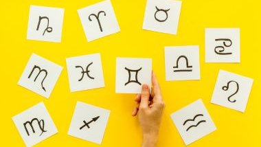 Imagem de fundo amarelo e em destaque os glifos dos 12 signos desenhados em um quadrado de papel na cor branca.