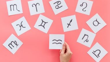 Imagem de fundo rosa claro e em destaque os glifos dos 12 signos desenhados em um quadrado de papel na cor branca.