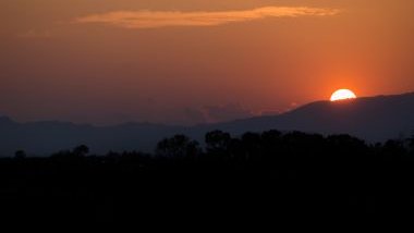 Imagem de um lindo pôr do Sol sobre uma montanha.