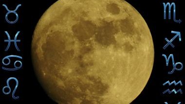 Imagem da lua cheia ao fundo e dos dois lados da foto, os elementos dos signos do zodíaco feitos na cor azul, em 3D.