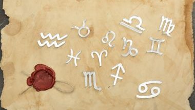 Imagem de um pergaminho com os 12 símbolos dos signos do zodíaco.