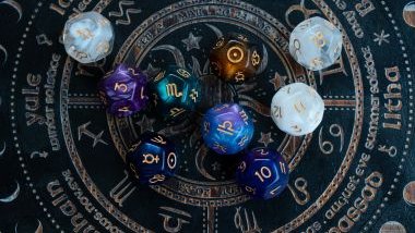 Imagem de uma mandala astrológica com 9 pedras de cristal coloridas e com os elementos dos signos desenhados sobre elas.