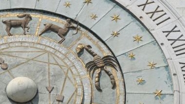 Imagem de uma mandala astrológica nas cores branco, marrom e dourado.