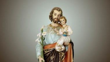 Imagem de São José segurando no colo, o menino Jesus.