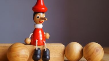 Imagem do boneco pinochio feito de madeira, simbolizando as pessoas mais mentirosas do zodíaco.