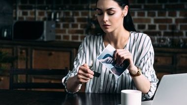 Imagem de uma mulher queimando uma foto do seu ex-namorado.