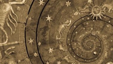 Imagem abstrata e conceitual de uma mandala astrológica na cor bege e dourada com os elementos dos 12 signos.