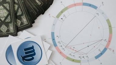 Imagem de um mapa astrológico, ao lado do desenho, várias cartas sobre uma mesa de fundo branco.