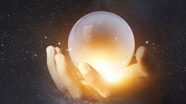 Imagem do universo e em destaque uma mão segurando uma bola de cristal.