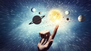 Sergey Khakimullin / Getty Images / Canva Imagem do universo cheio de estrelas e planetas. Em destaque uma mão, apontando para o Sol.