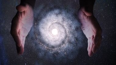 Vchal / Getty Images / Canva Imagem de duas mãos segurando um dos planetas no universo.