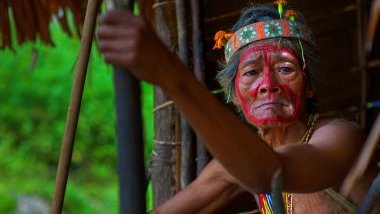 Imagem de um caboclo indígena ancestral. Ele está com o rosto pintado. A foto traz o conceito do caboclo Ubirajara.