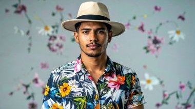 Imagem de um homem com chapéu bege, estilo panamá e uma camisa florida, simbolizando o cigano Wladimir na Umbanda.