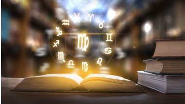 Imagem de uma mandala astrológica sobre um livro. Ao lado, uma pilha de livros completa a imagem.