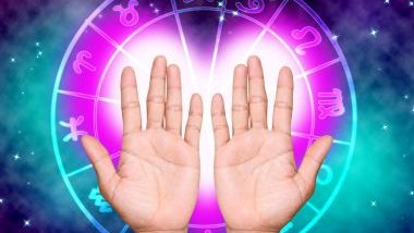 Imagem de uma mandala astrológica nas cores rosa e verde. Sobre ela, a palma das mãos de uma mulher.