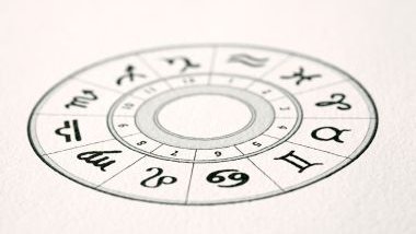 Imagem de uma mandala astrológica desenhada com caneta preta.