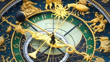 Imagem de uma mandala astrológica feita em um relógio suspenso.