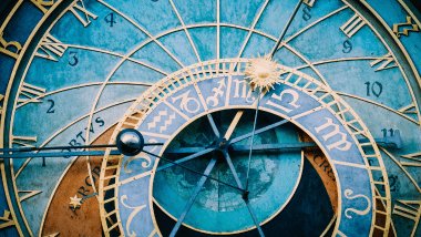 A imagem foca em algumas partes de um relógio astrológico.