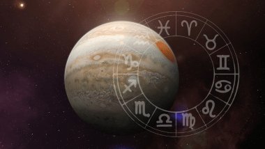 Na imagem, há o planeta Júpiter no universo. Ao lado, há uma roda do zodíaco com os símbolos dos signos.