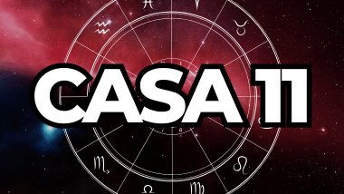 Há um escrito grande "CASA 11" no centro da imagem. Ao fundo, há o universo e uma roda do zodíaco.