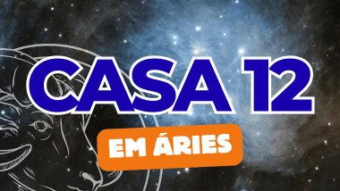 Há um escrito grande "CASA 12" no centro da imagem. Embaixo e um pouco menor, há um escrito "EM ÁRIES". Ao fundo, há o universo e uma imagem do símbolo de Áries.