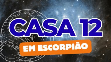 Há um escrito grande "CASA 12" no centro da imagem. Embaixo e um pouco menor, há um escrito "EM ESCORPIÃO". Ao fundo, há o universo e uma imagem do símbolo de Escorpião.