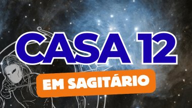 Há um escrito grande "CASA 12" no centro da imagem. Embaixo e um pouco menor, há um escrito "EM SAGITÁRIO". Ao fundo, há o universo e uma imagem do símbolo de Sagitário.